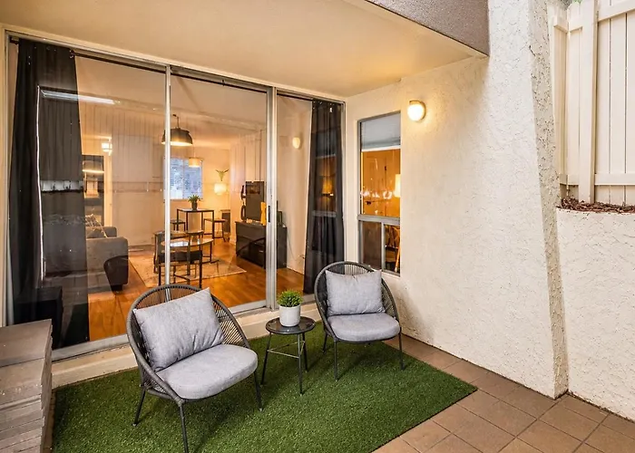 Chic With Parking Spot - Minutes To Old Town! Apartment *