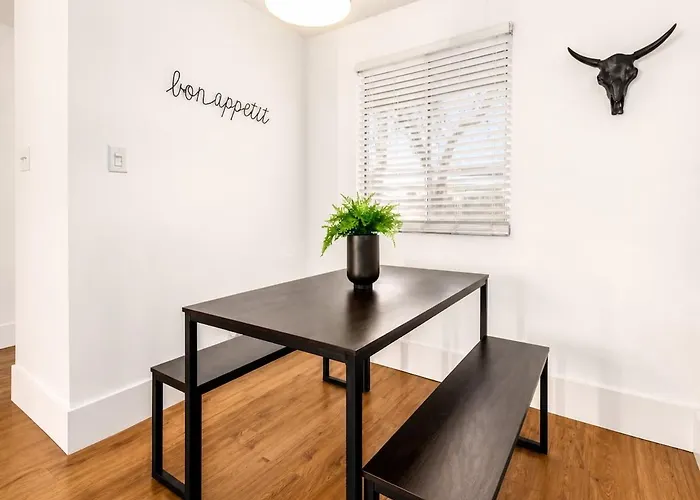 Chic With Parking Spot - Minutes To Old Town! Apartment